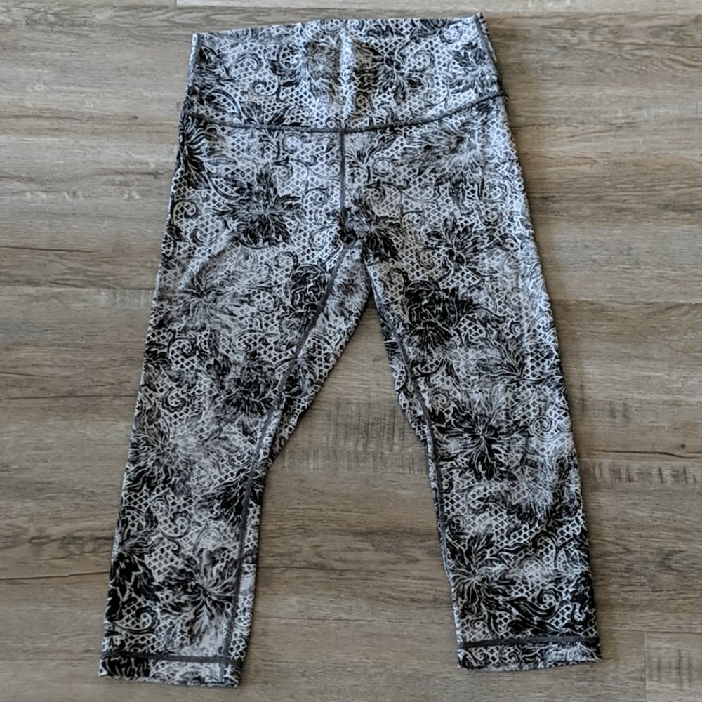 Lululemon Wunder Under crops 21"